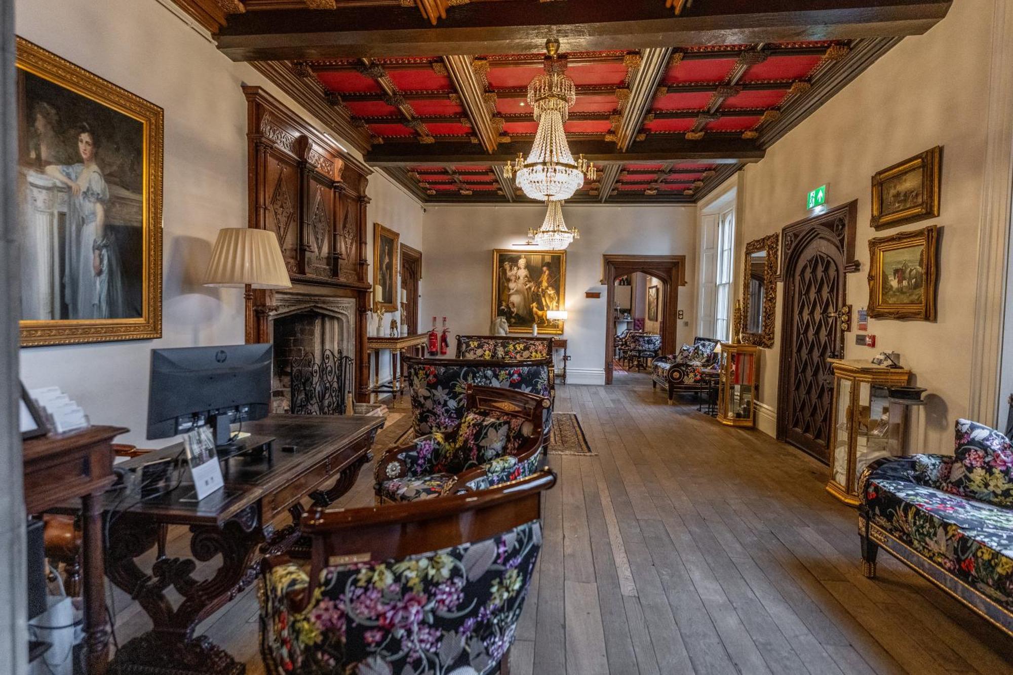 Weston Manor Hotel Екстериор снимка