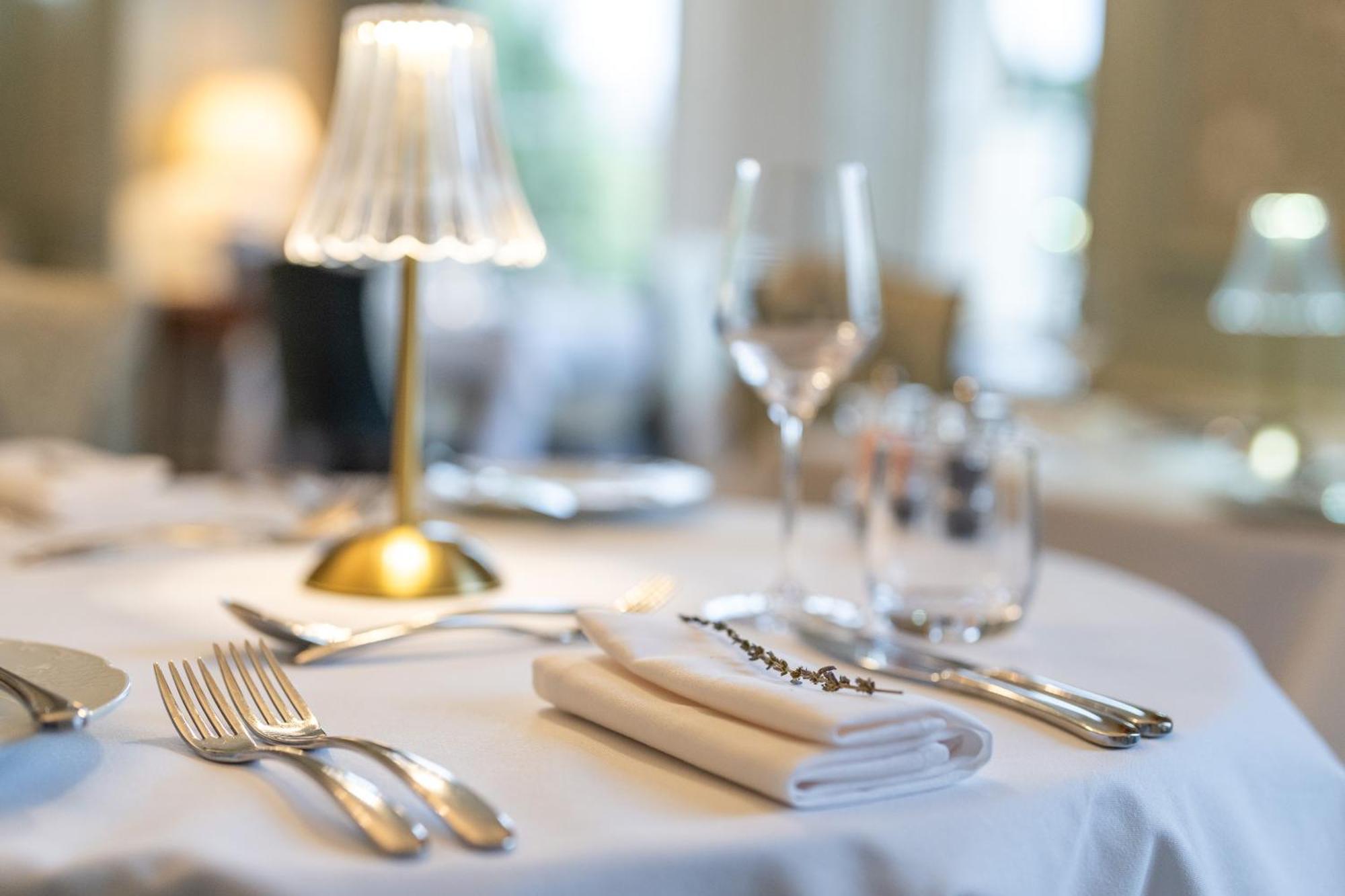 Weston Manor Hotel Екстериор снимка