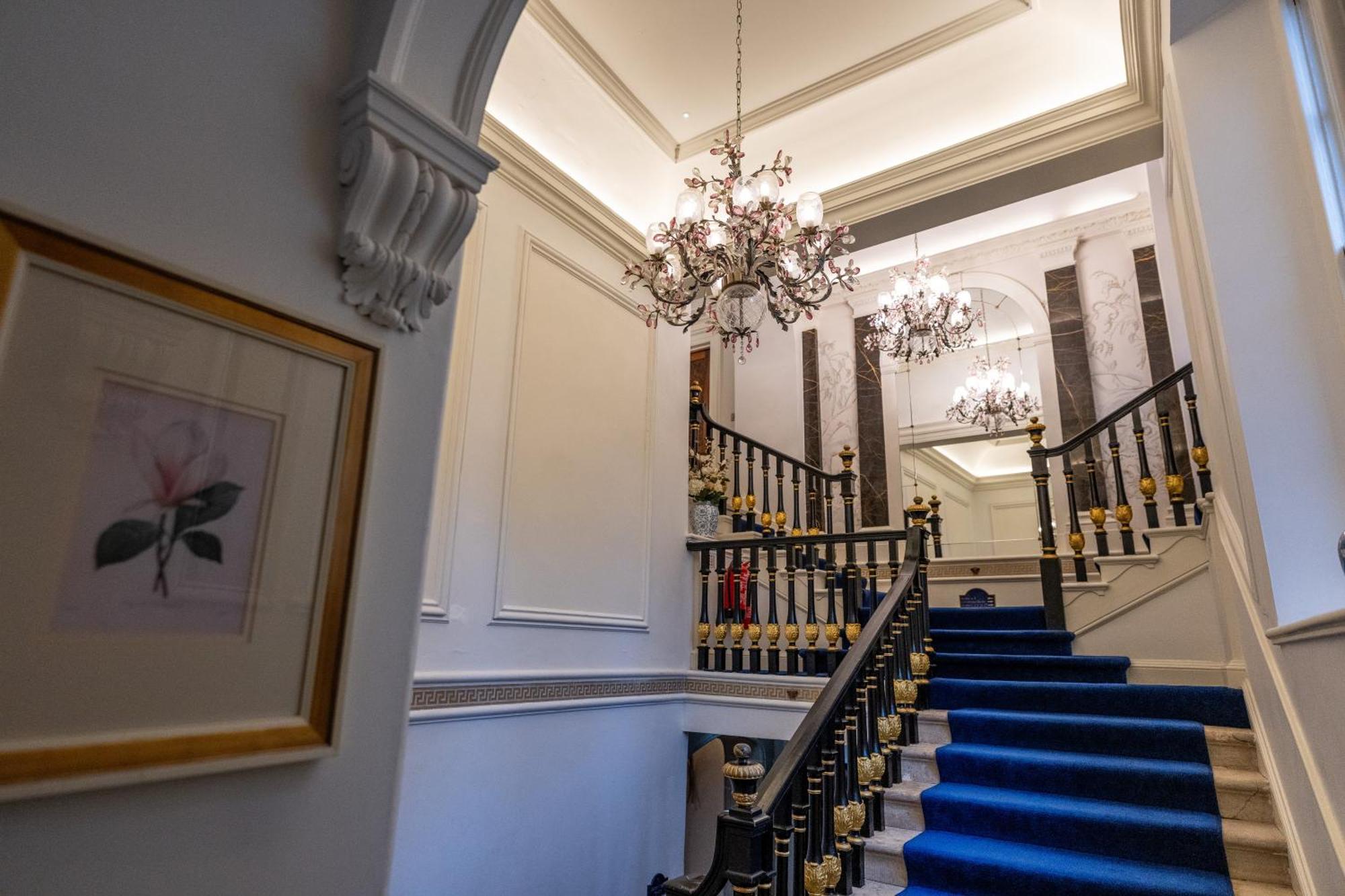 Weston Manor Hotel Екстериор снимка