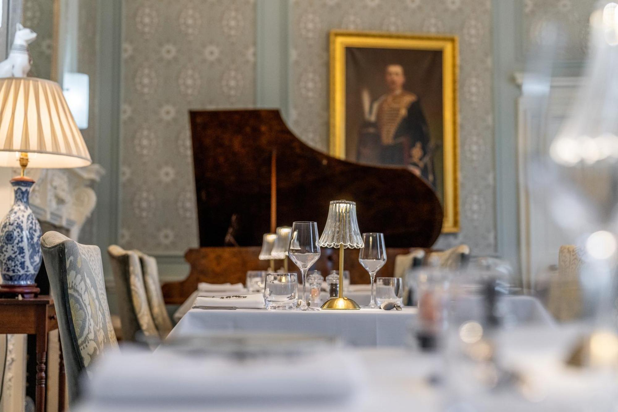 Weston Manor Hotel Екстериор снимка