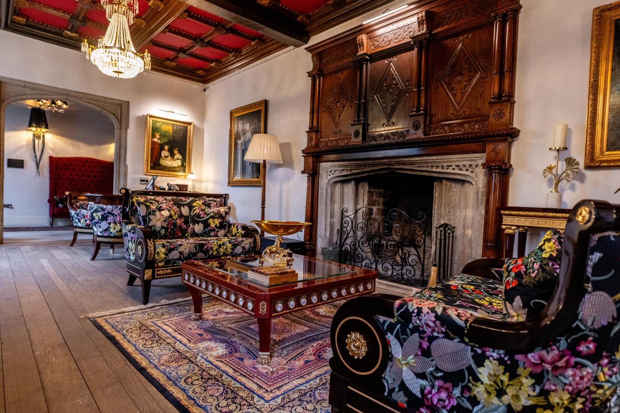 Weston Manor Hotel Екстериор снимка