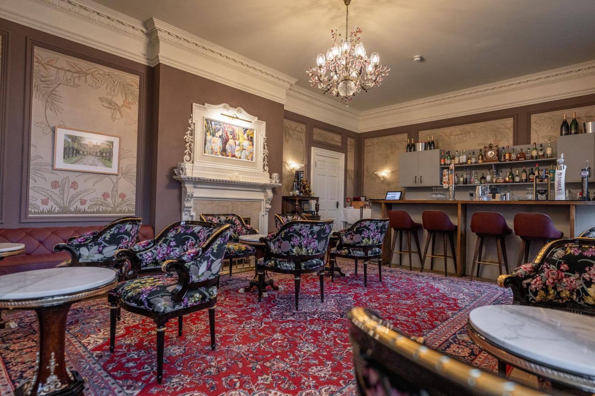 Weston Manor Hotel Екстериор снимка