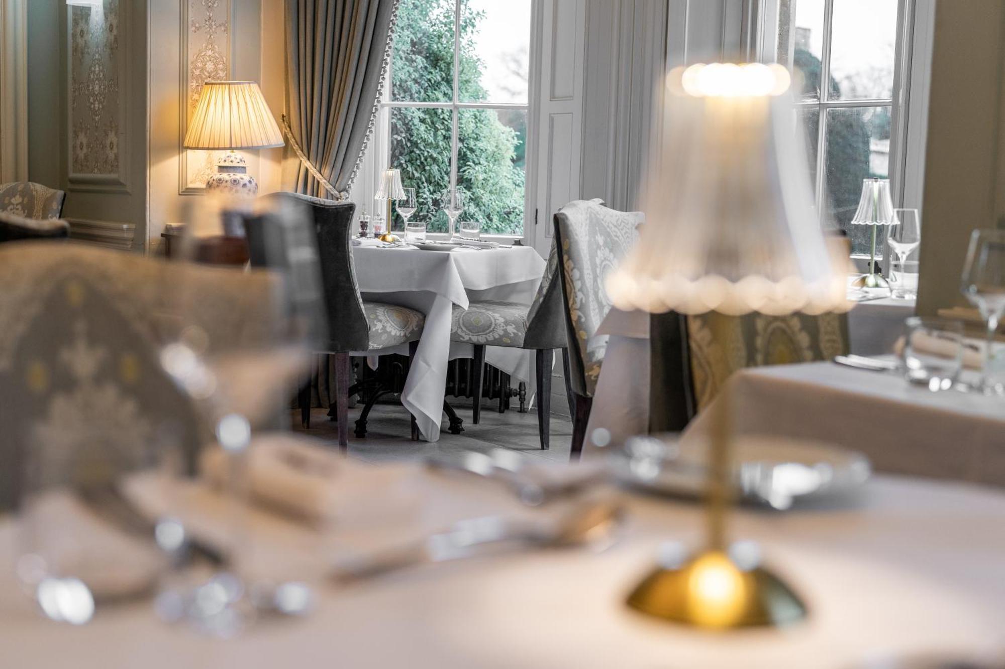 Weston Manor Hotel Екстериор снимка