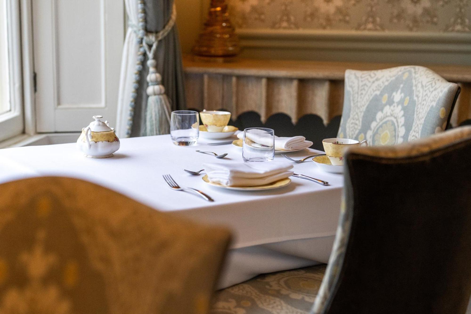 Weston Manor Hotel Екстериор снимка