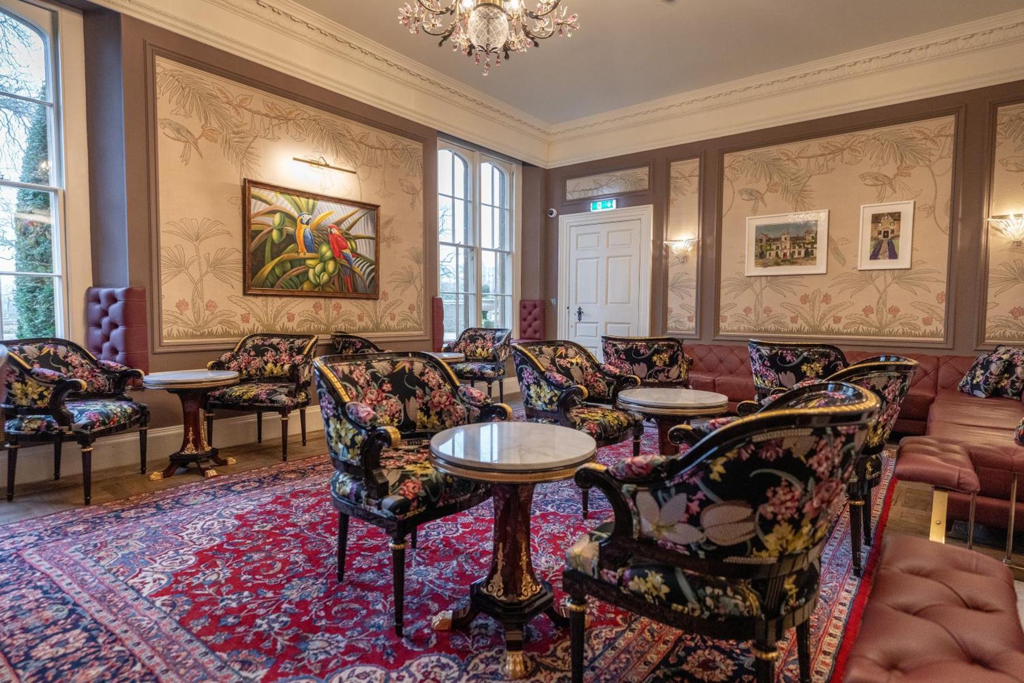 Weston Manor Hotel Екстериор снимка