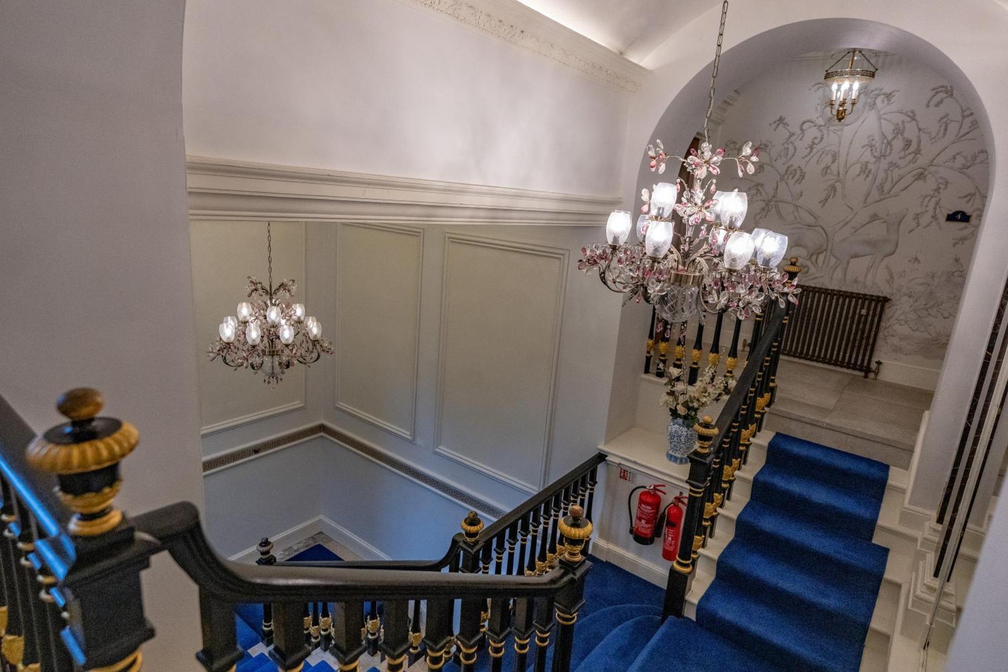 Weston Manor Hotel Екстериор снимка
