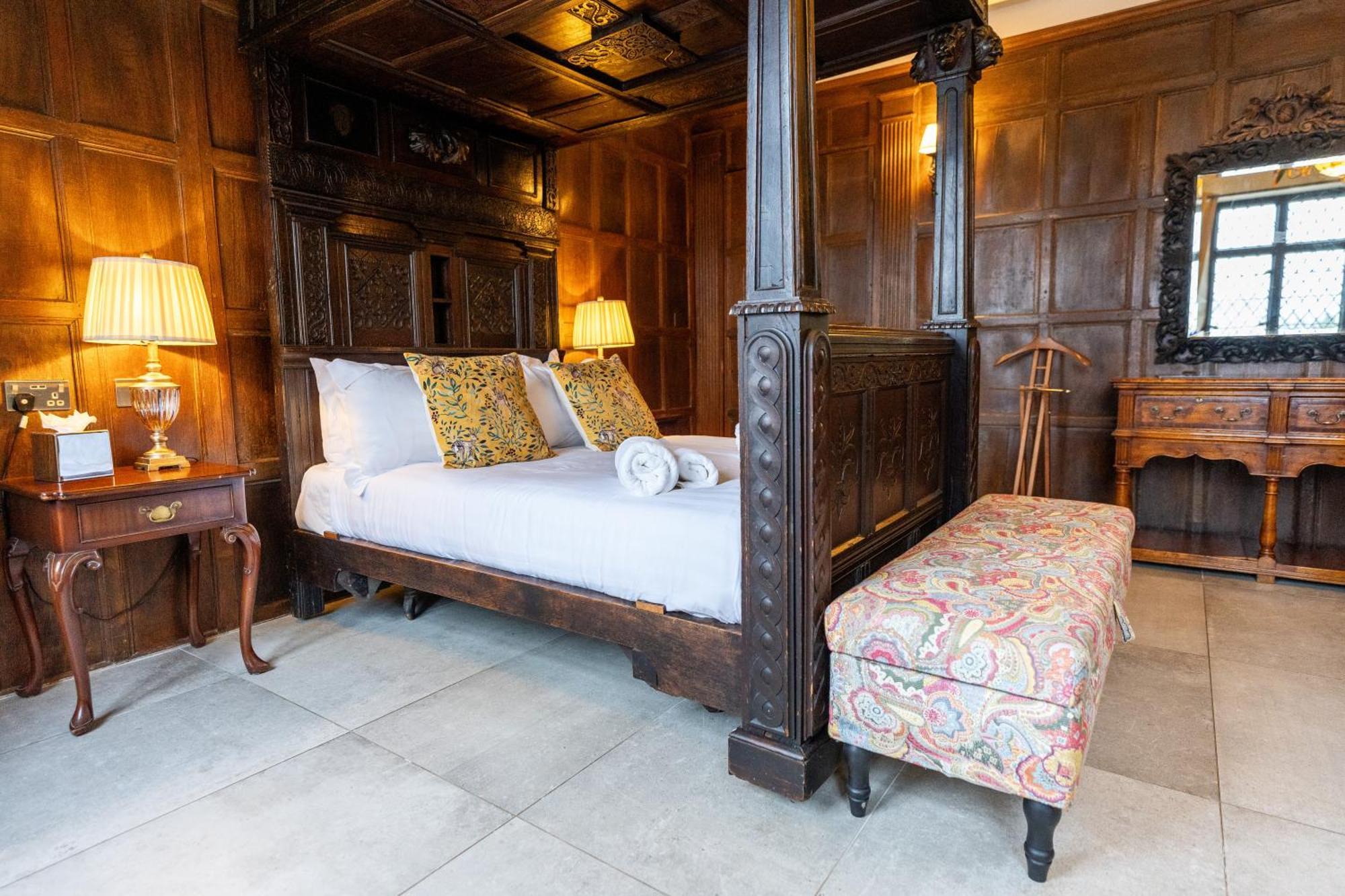 Weston Manor Hotel Екстериор снимка