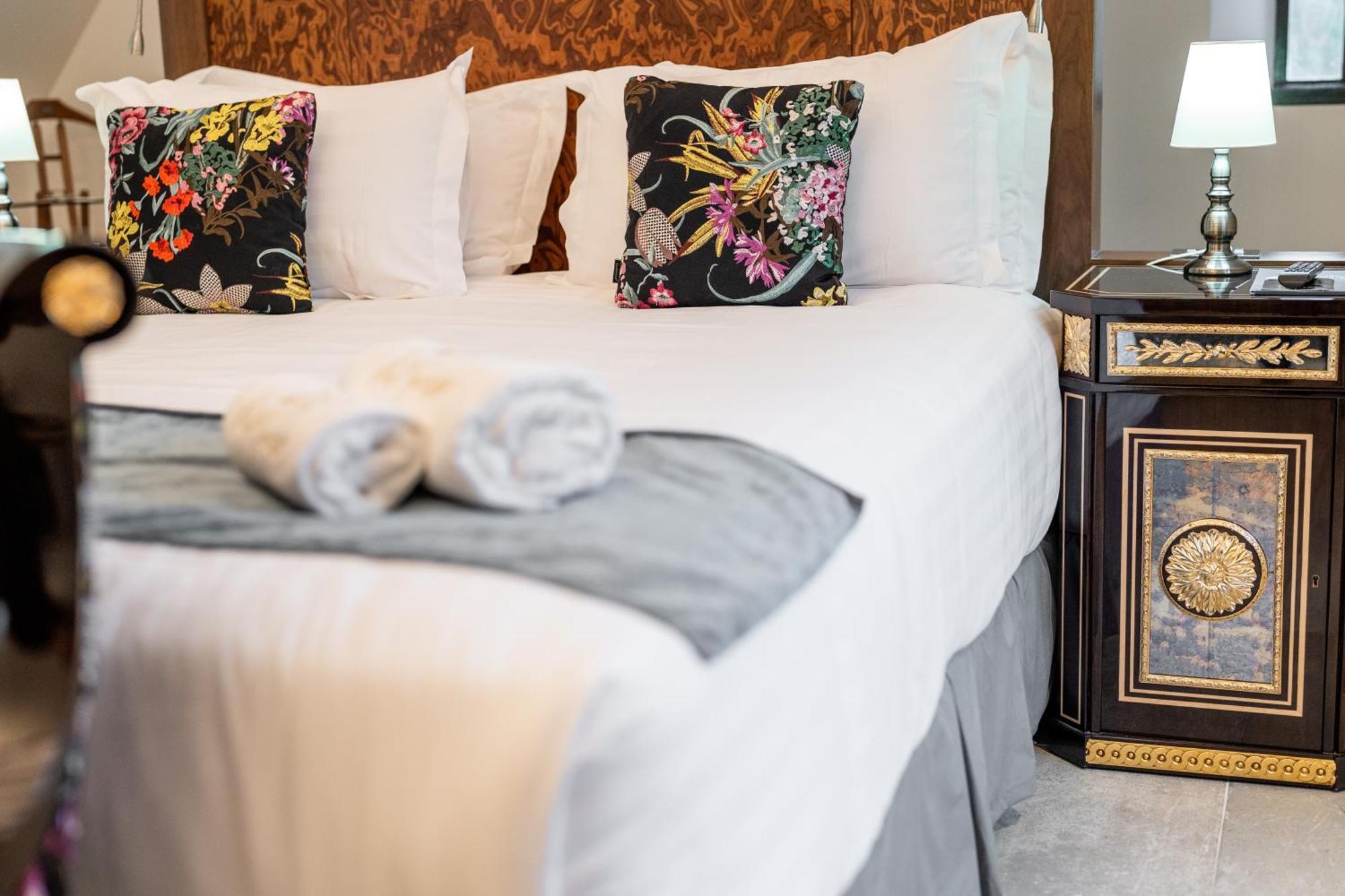 Weston Manor Hotel Екстериор снимка