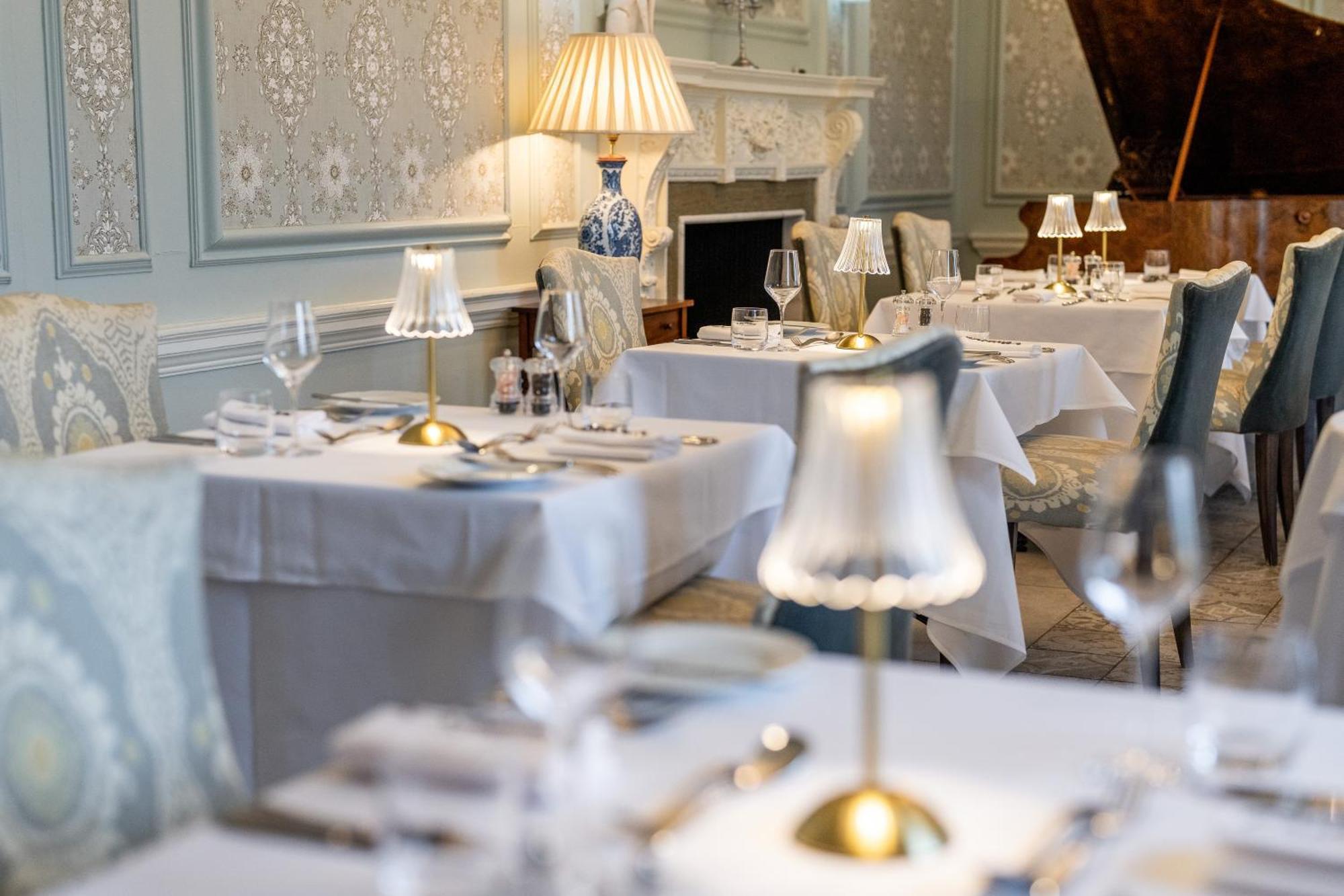 Weston Manor Hotel Екстериор снимка