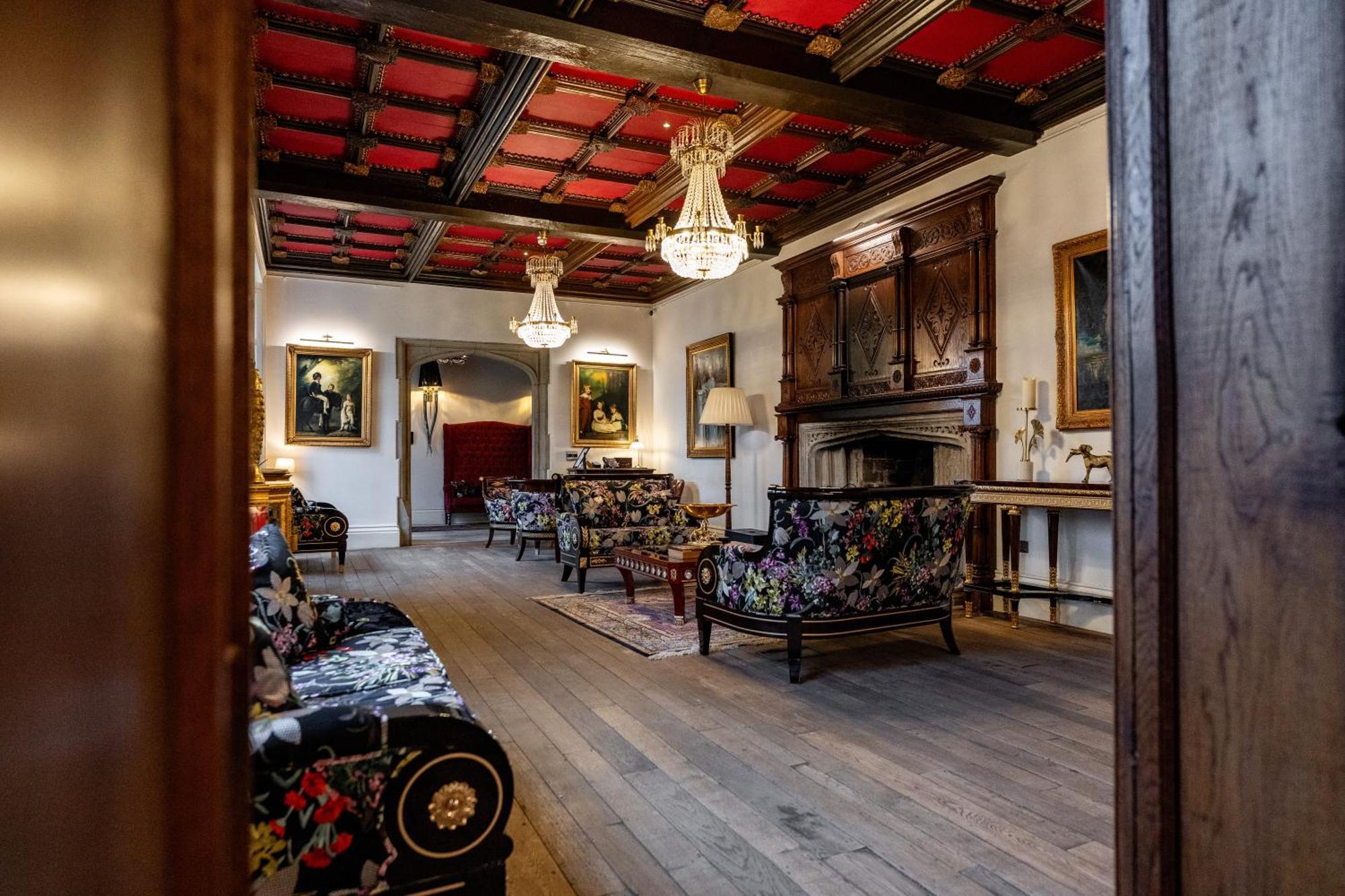 Weston Manor Hotel Екстериор снимка