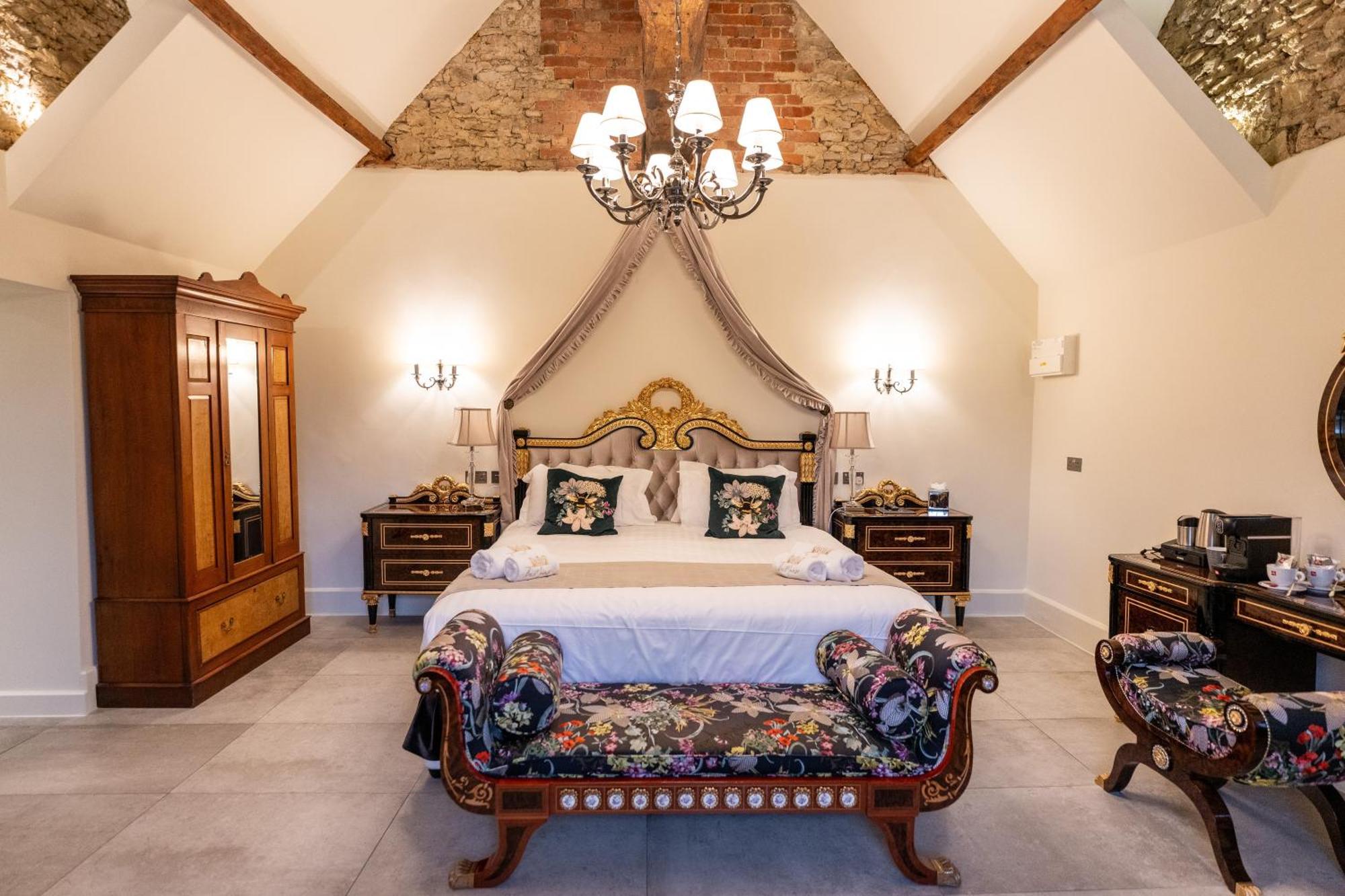 Weston Manor Hotel Екстериор снимка
