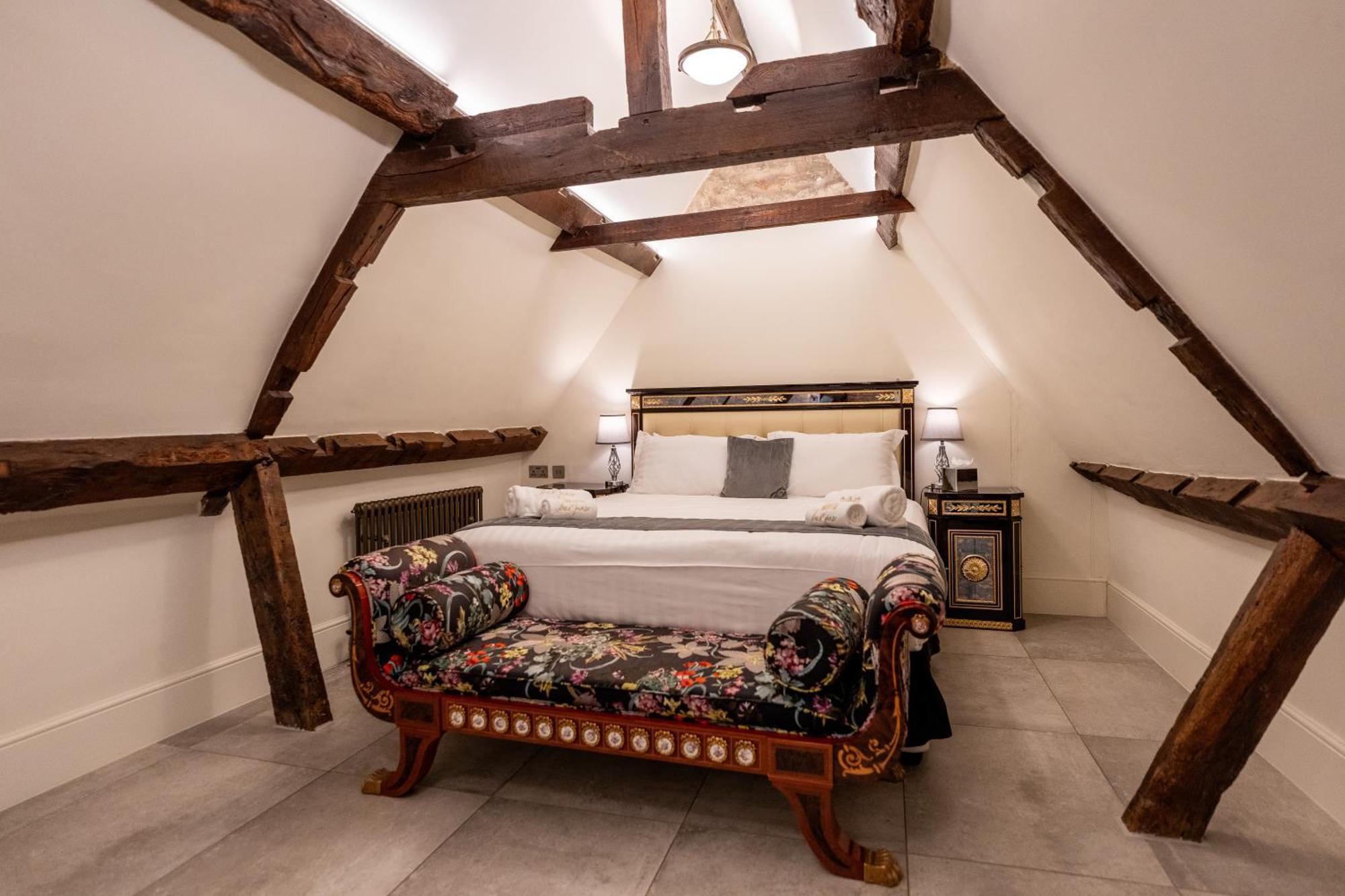 Weston Manor Hotel Екстериор снимка