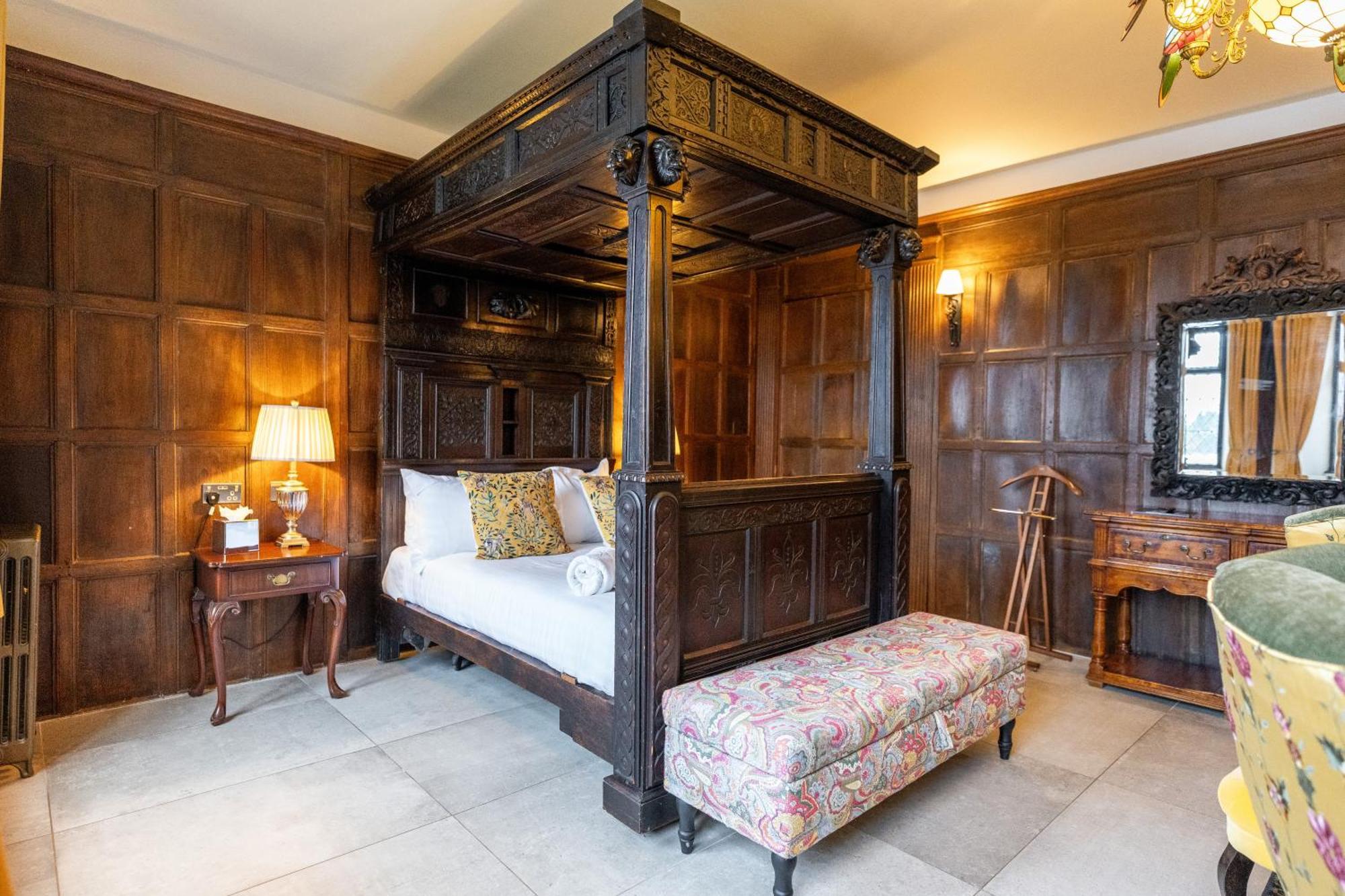 Weston Manor Hotel Екстериор снимка