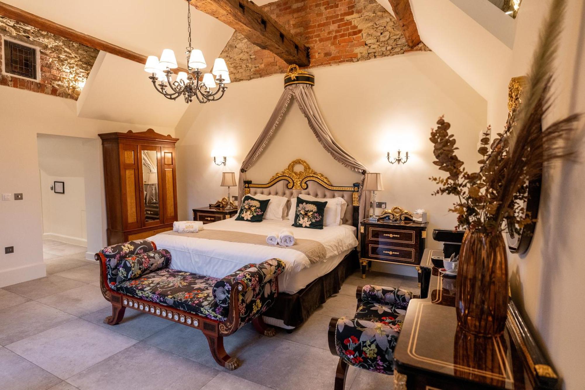 Weston Manor Hotel Екстериор снимка