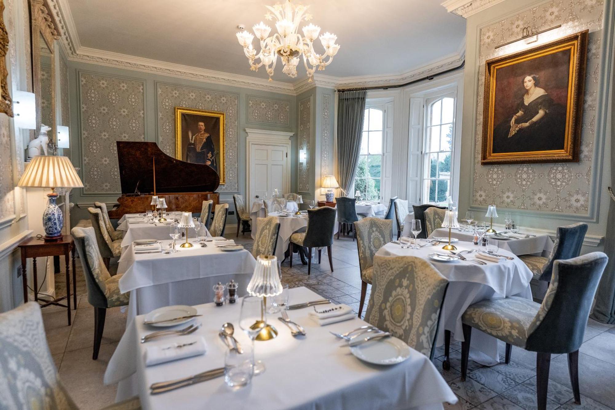 Weston Manor Hotel Екстериор снимка