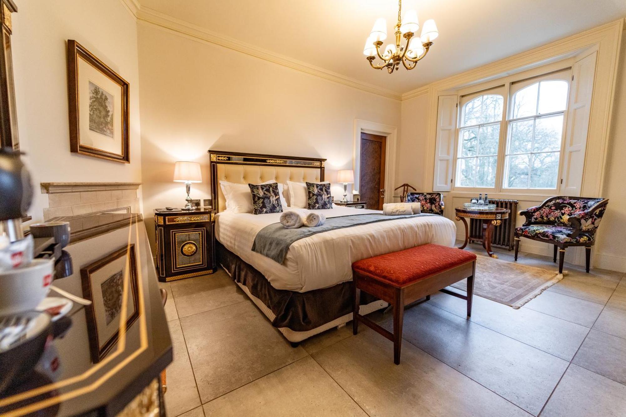 Weston Manor Hotel Екстериор снимка