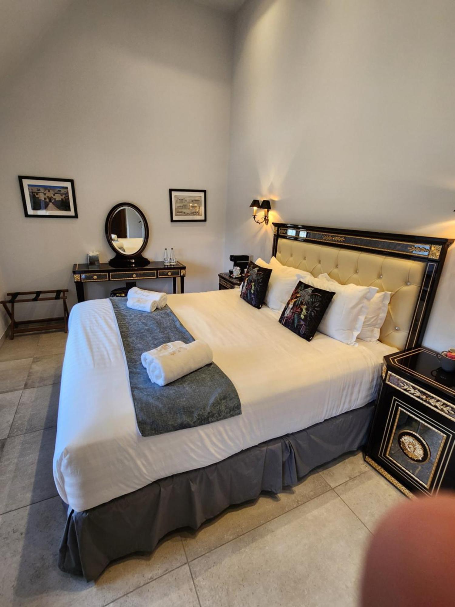 Weston Manor Hotel Екстериор снимка