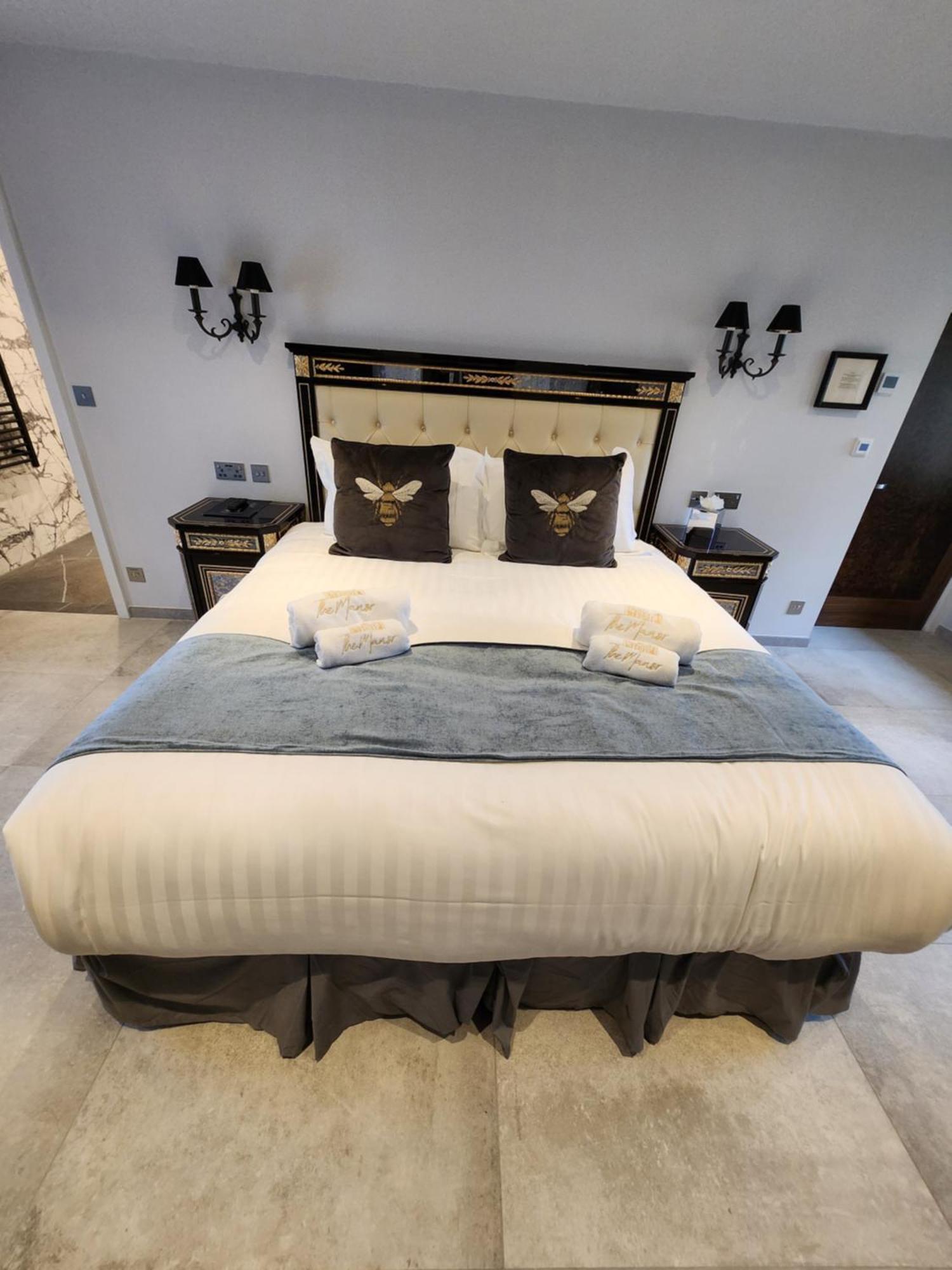 Weston Manor Hotel Екстериор снимка