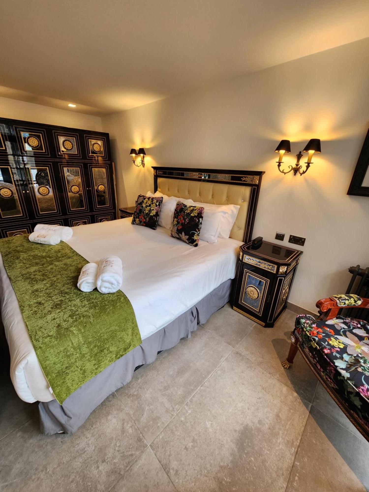 Weston Manor Hotel Екстериор снимка