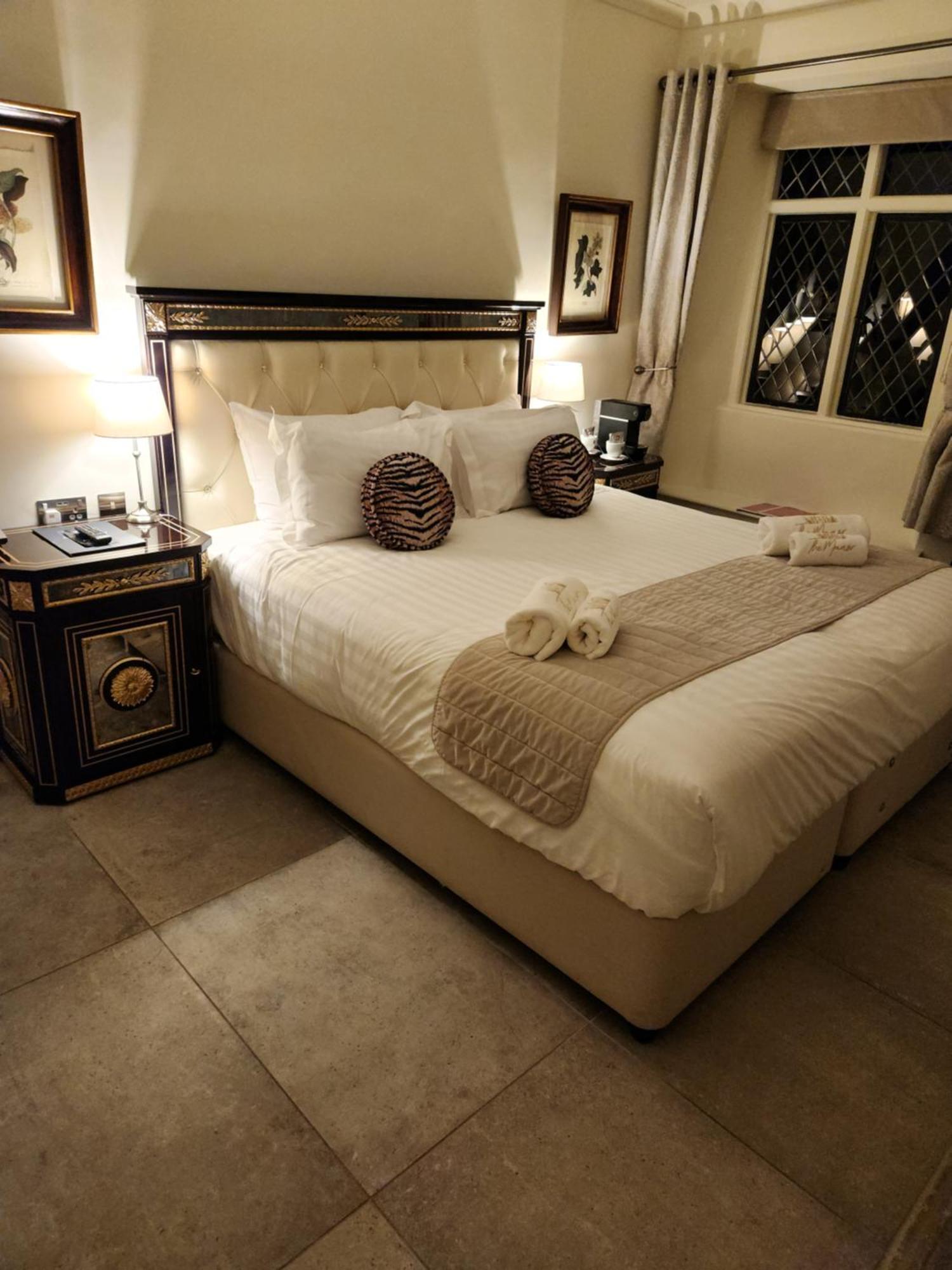 Weston Manor Hotel Екстериор снимка