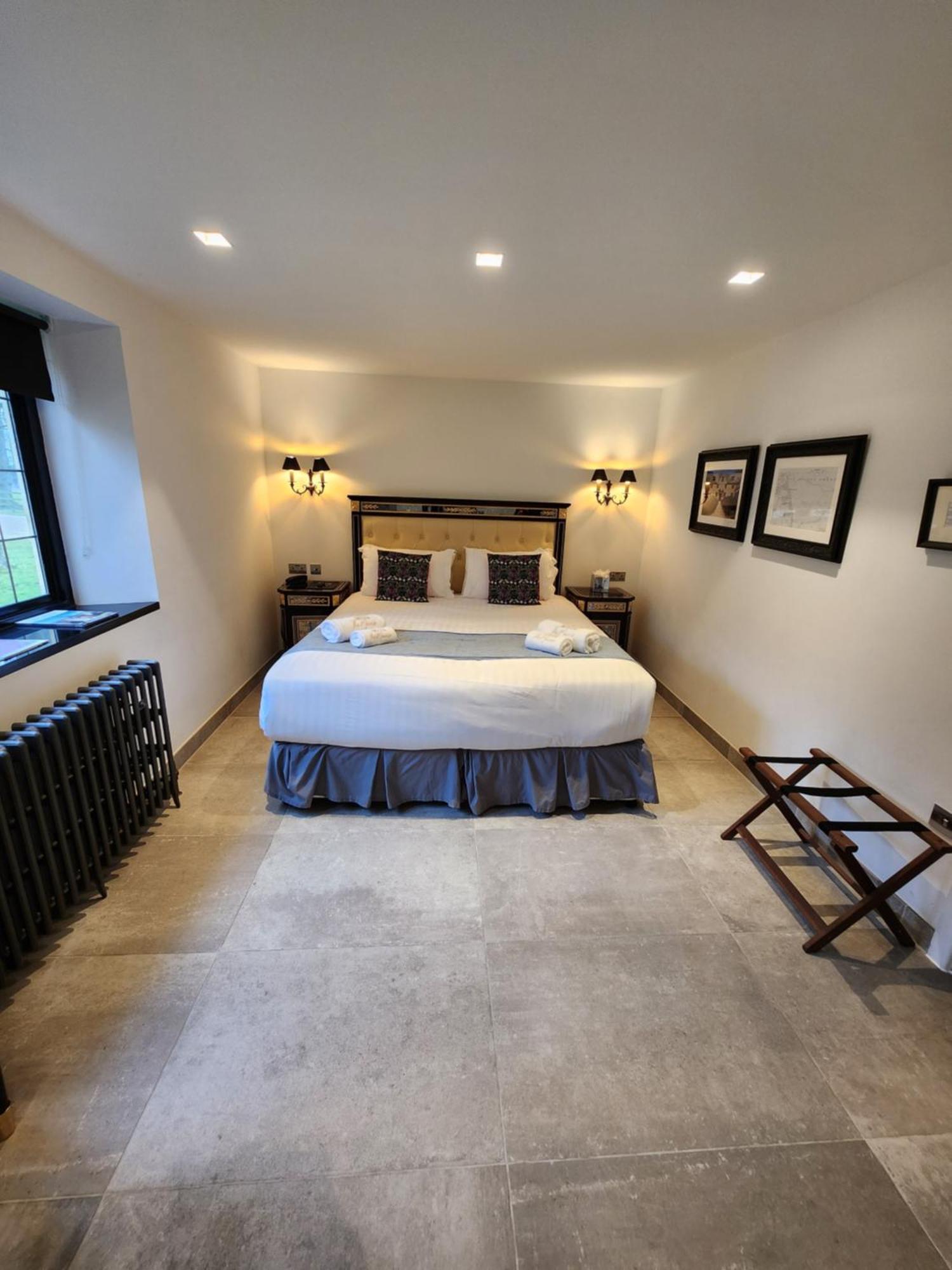 Weston Manor Hotel Екстериор снимка