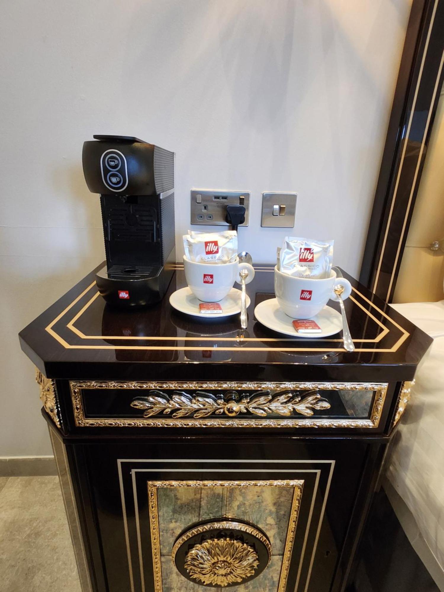 Weston Manor Hotel Екстериор снимка