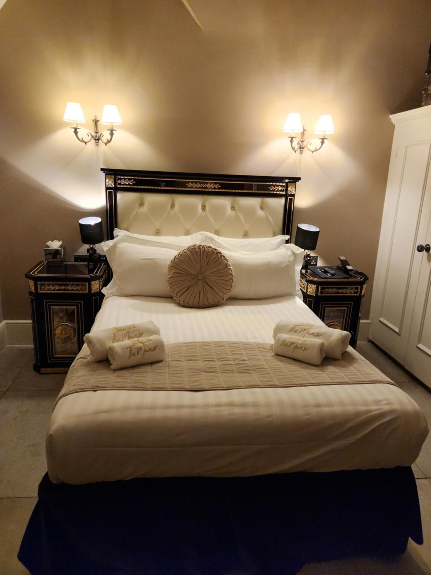 Weston Manor Hotel Екстериор снимка