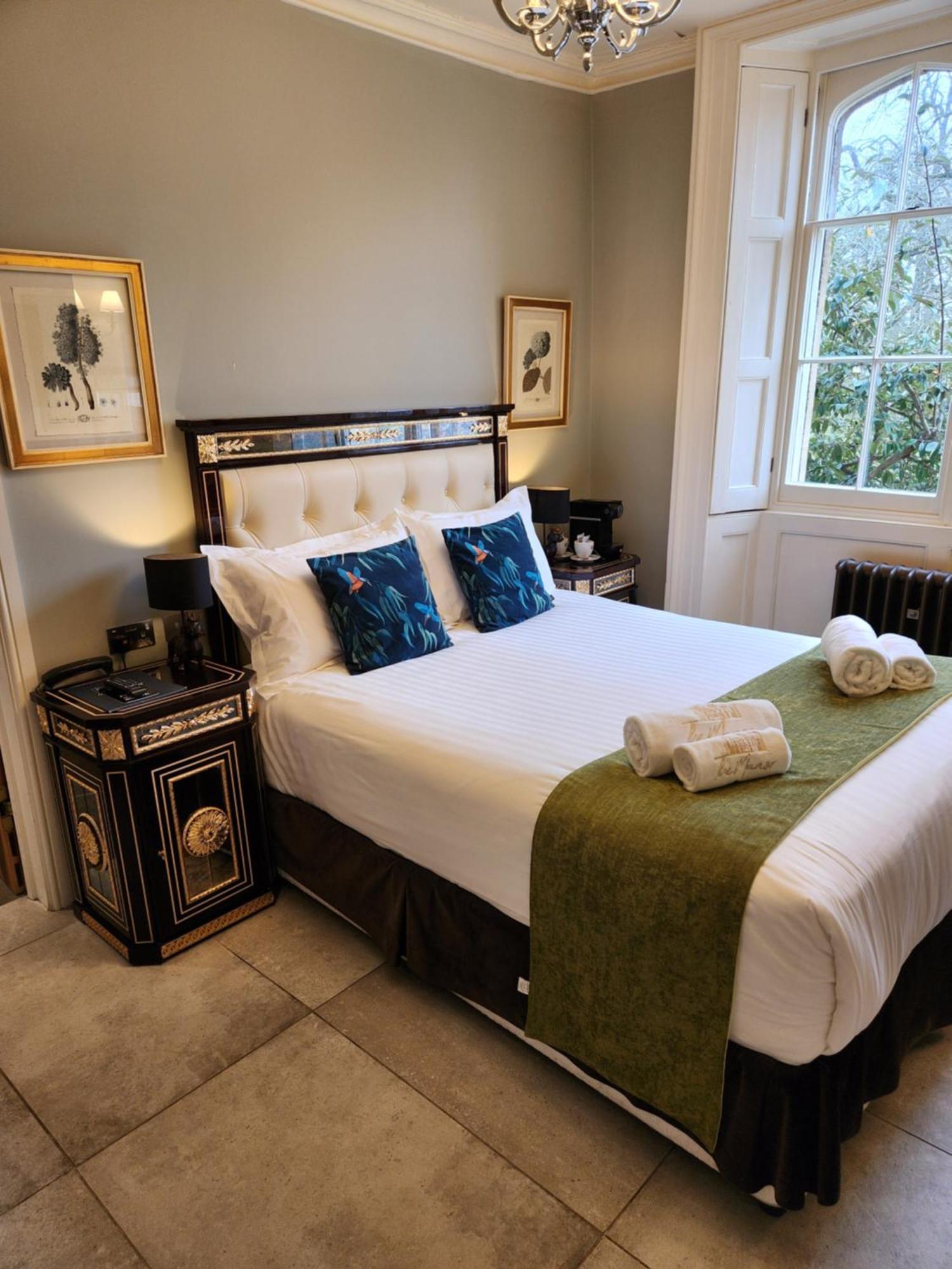 Weston Manor Hotel Екстериор снимка