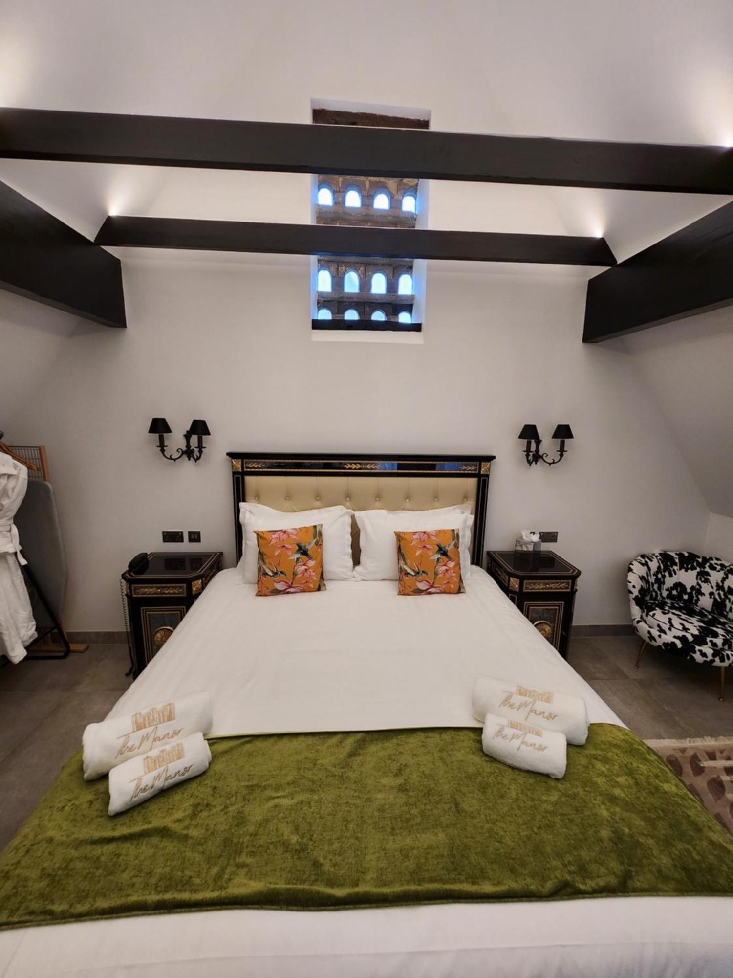 Weston Manor Hotel Екстериор снимка